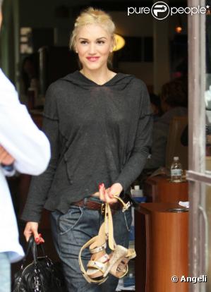  Gwen Stefani se promène dans West Hollywood à la sortie du salon de manucure le 2 avril 2011 à Los Angeles 