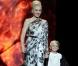 Gwen Stefani lors de l'un de ses défilés, inséparable de son fils aîné, Kingston 
