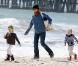 Marcia Cross et ses adorables poupées Savannah et Eden; lors d'une grande balade sur la plage  