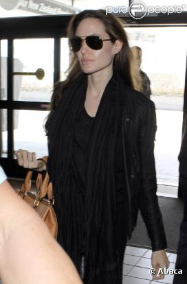  Angelina Jolie arrive à l'aéroport de Los Angeles pour s'envoler vers Paris le 3 avril 2011I 