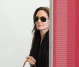  Angelina Jolie arrive à l'aéroport de Los Angeles pour s'envoler vers Paris le 3 avril 2011I 