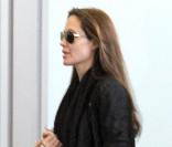  Angelina Jolie arrive à l'aéroport de Los Angeles pour s'envoler vers Paris le 3 avril 2011I 
