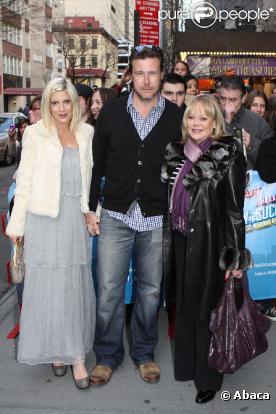 Tori Spelling, Dean McDermott et Candy Spelling assistent à la  représentation du spectacle How to succeed in business without really  trying, dimanche 3 avril à Broadway.  