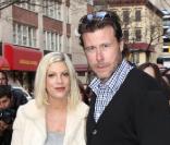 Tori Spelling, Dean McDermott et Candy Spelling assistent à la  représentation du spectacle How to succeed in business without really  trying, dimanche 3 avril à Broadway.  