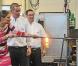 Samedi 2 avril 2011, la princesse Victoria et le prince Daniel de Suède achevaient leur visite dans la province du Smaland. A cette occasion, un atelier "soufflage de verre" était notamment au programme !
