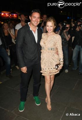 Kylie Minogue et son ami William Baker assistent à la première de The Hurly Burly Show, le 6 avril 2011, à Londres.
