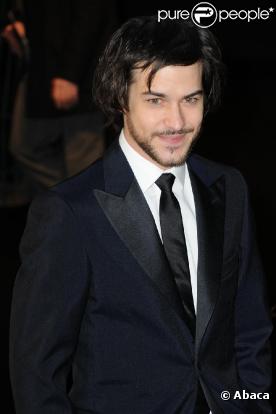 Marc-André Grondin devient mannequin et vient de signer avec l'agence IMG 