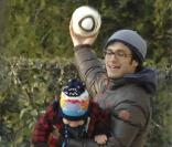 Gael Garcia Bernal avec son fils Lazaro, en février 2010.