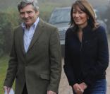 La famille Middleton s'est plainte du harcèlement de la presse après que Carole (photo : avec son époux, chez eux à Bucklebery, le 16 novembre 2010) et Pippa Middleton ont été poursuivies par des photographes à moto, en avril 2011.