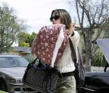 Rachel Bilson revient de l'aéroport de Los Angeles... avec son coussin  (8 avril 2011 à L.A.)