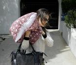 Rachel Bilson revient de l'aéroport de Los Angeles... avec son coussin  (8 avril 2011 à L.A.)