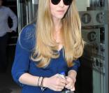 Amanda Seyfried à Londres pour la promotion du film Le Chaperon Rouge,  le 8 avril 2011. Ici en sortant des studios de Radio 1
