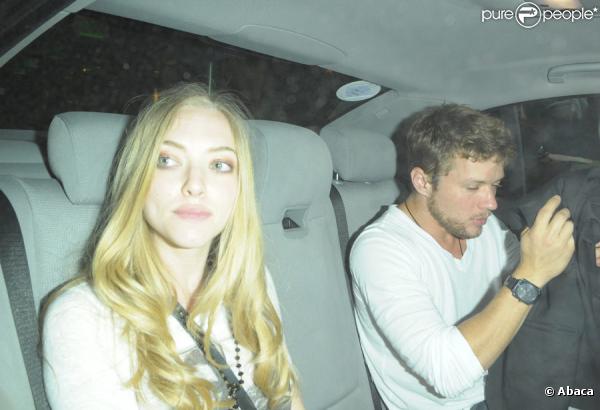 Amanda Seyfried à Londres pour la promotion du film Le Chaperon Rouge,  le 8 avril 2011. Ici, elle arrive à l'Amika Club avec Ryan Phillippe