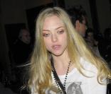 Amanda Seyfried à Londres pour la promotion du film Le Chaperon Rouge,  le 8 avril 2011. Ici, elle arrive à l'Amika Club avec Ryan Phillippe