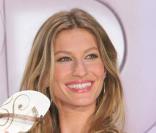 Gisele Bundchen présente ses tongs à Berlin !