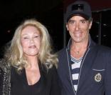 Jocelyn Wildenstein et un ami à la sortie du Boa Steakhouse à Los Angeles le 9 avril 2011