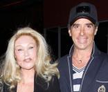 Jocelyn Wildenstein et un ami à la sortie du Boa Steakhouse à Los Angeles le 9 avril 2011