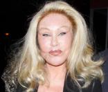 Jocelyn Wildenstein et un ami à la sortie du Boa Steakhouse à Los Angeles le 9 avril 2011
