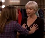 Helen Mirren en Reine de l'humour samedi 9 avril sur l'émisson Saturday Night Live. Elle laisse même Nasim Pedrad toucher ses seins ! 