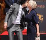 Helen Mirren a été immortalisée à Hollywood le 28 mars dernier. Et a eu en prime l'honneur d'un baiser de Russell Brand