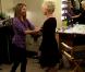 Helen Mirren laisse Nasim Pedrad toucher ses seins miraculeux samedi 9 avril dans l'émission Saturday Night Live 