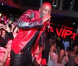 Akon se produit sur la scène du VIP Room Theater (Paris), samedi 9 avril.