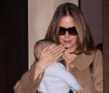 Kelly Preston à New York avec son adorable fils Benjamin le 22 avril 2011