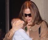Kelly Preston à New York avec son adorable fils Benjamin le 22 avril 2011