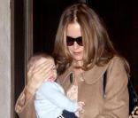 Kelly Preston à New York avec son adorable fils Benjamin le 22 avril 2011