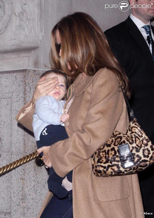 Kelly Preston à New York avec son adorable fils Benjamin le 22 avril 2011