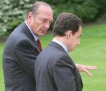 Jacques Chirac, alors qu'il était président de la République, et Nicolas Sarkozy, à l'époque encore ministre, discutent dans les jardins de l'Elysée en mai 2004 