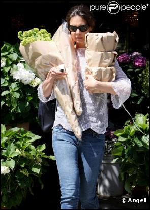 Katie Holmes sort de chez le fleuriste, à Los Angeles. 14 avril 2011