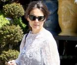 Katie Holmes sort de chez le fleuriste, à Los Angeles. 14 avril 2011