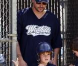 Kevin Federline encourage son fils Sean Preston, cinq ans, lors d\'un match de baseball, dimanche 10 avril à Los Angeles.