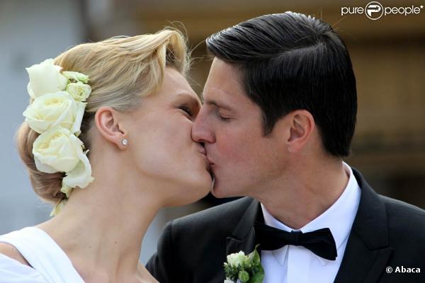 La skieuse Maria Riesch, 26 ans, a épousé son compagnon et manageur Marcus Höfl, 37 ans. D'abord civilement, à Garmen-Partenkirschen, le 14 avril 2011 dans une tenue bronze, puis religieusement, le 16, à Going (Autriche).