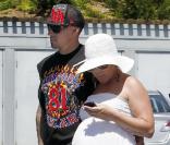 Pink et son mari Carey Hart se promènent à Malibu. La chanteuse semble avoir fait un bel effort vestimentaire, contrairement à d'habitude. 16 avril 2011