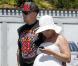 Pink et son mari Carey Hart se promènent à Malibu. La chanteuse semble avoir fait un bel effort vestimentaire, contrairement à d'habitude. 16 avril 2011