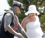 Pink et son mari Carey Hart se promènent à Malibu. La chanteuse semble a fait un bel effort vestimentaire, contrairement à d'habitude. 16 avril 2011