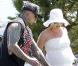Pink et son mari Carey Hart se promènent à Malibu. La chanteuse semble a fait un bel effort vestimentaire, contrairement à d'habitude. 16 avril 2011