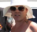 Pink a fait un véritable effort de look ! Elle se balade avec son époux Carey Hart dans les rues de Malibu. 16 avril 2011