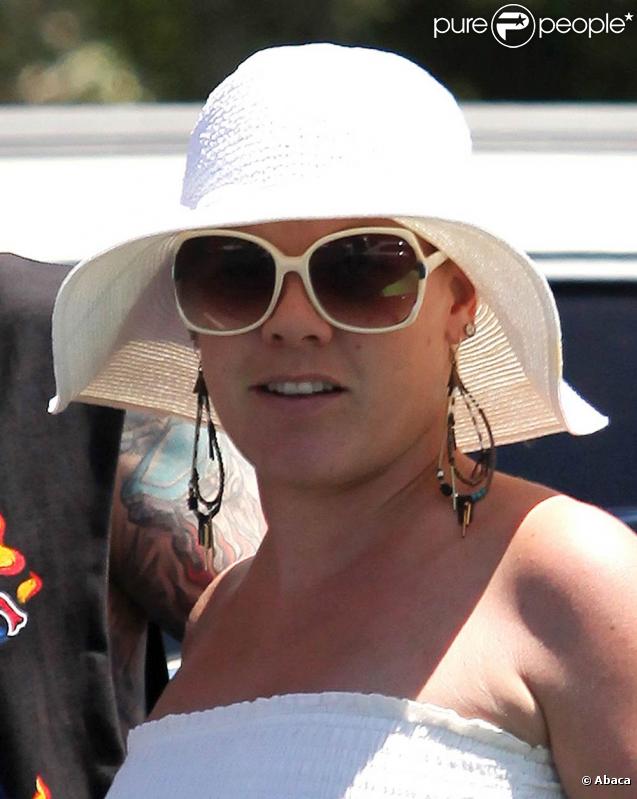 Pink a fait un véritable effort de look ! Elle se balade avec son époux Carey Hart dans les rues de Malibu. 16 avril 2011