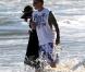 Pink, enceinte, et son mari Carey Hart sur la plage à Malibu le 31 mars 2011