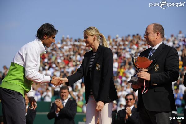 Charlene Wittstock félicite le grand gagnant Rafael Nadal après de la finale du tournoi de Monte-Carlo le 17 avril 2011