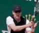 Le prince Albert s'amuse lors d'un match amical de tennis dans le cadre du tournoi de Monte-Carlo le 17 avril 2011