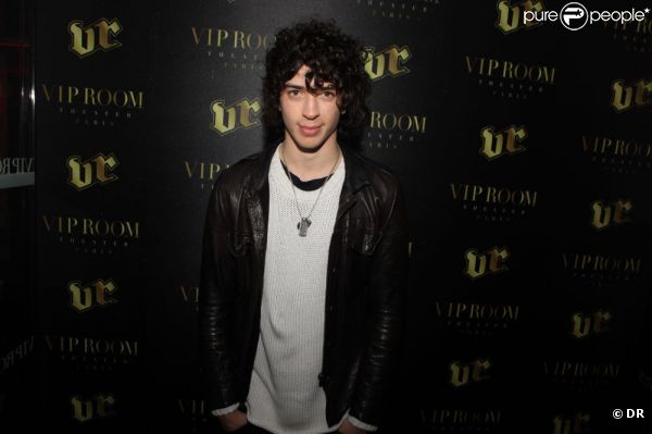 Julian Perretta se rend au VIP Room, à Paris, après son concert au Bataclan, samedi 16 avril.