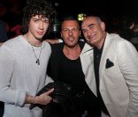 Julian Perretta se rend au VIP Room et y croise Jean-Roch (au centre) et Pascal Nègre (à droite), à Paris, après son concert au Bataclan, samedi 16 avril.