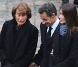 Nicolas Sarkozy et Carla Bruni entourent Béatrice, veuve de Philippe Séguin, aux obsèques de l'homme politique, le 11 janvier 2010.