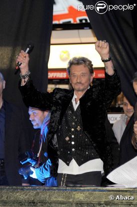 Johnny Hallyday (photo : lors de son showcase au Virgin des Champs-Elysées, le 27 mars 2011) sera l'invité exceptionnel de X Factor le 26 avril 2011, sur M6.