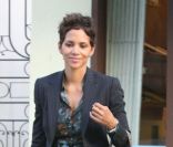 Halle Berry semble ravie alors qu'elle passe l'après-midi à faire du shopping che Barney's New York à Los Angeles le 20 avril 2011