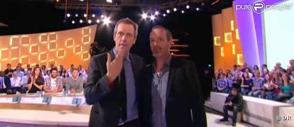 Hugh Laurie était l'invité du  Grand Journal  de Canal+ le 21 avril 2011 pour présenter son album de blues  Let Them Talk . Mouloud Achour lui a présenté un "sosie" approximatif !